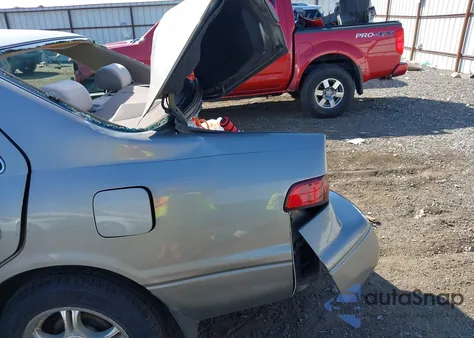 1998 Toyota Camry Le z USA, uszkodzony, nr VIN 4T1BG22K0WU386088